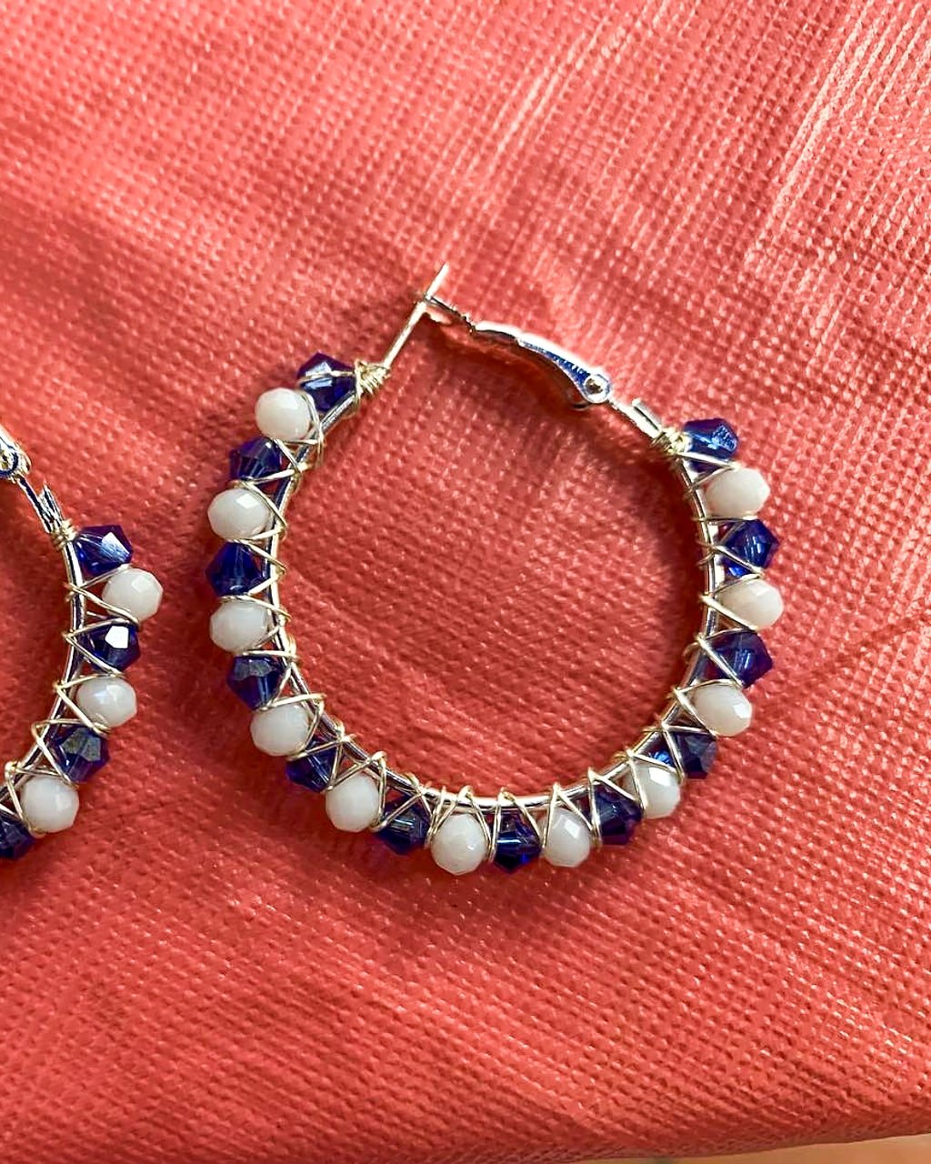 Argollas grandes con perlas y cristal azul