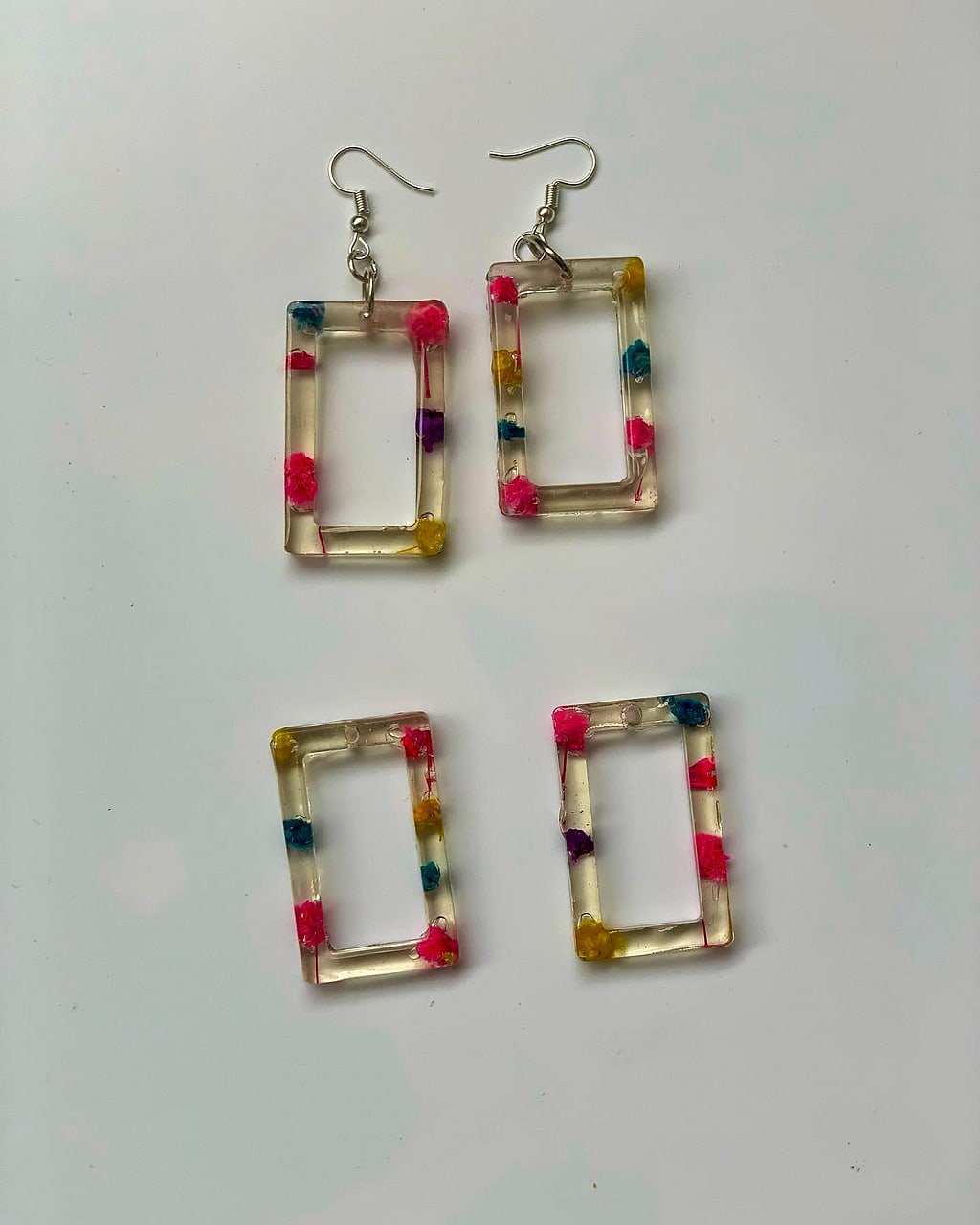 Aros rectángulo de resina con mostacilla
