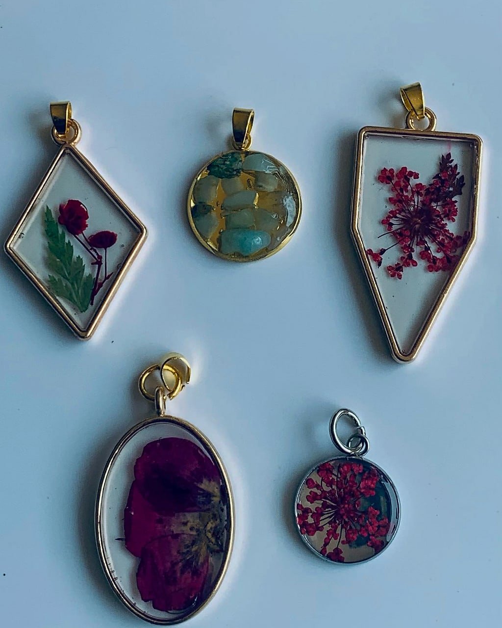 Dijes de resina con flores